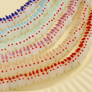 Détail de perles de lapin en verre colorées sur un plateau pour création de bijoux DIY