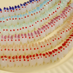 Vue macro de perles en verre de lapin colorées pour bijoux DIY et accessoires