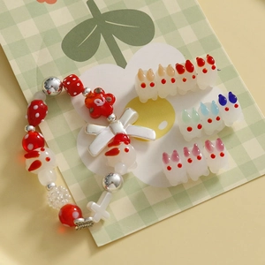 Vue macro des perles de lapin en verre blanc et accessoires de bijoux DIY faits à la main