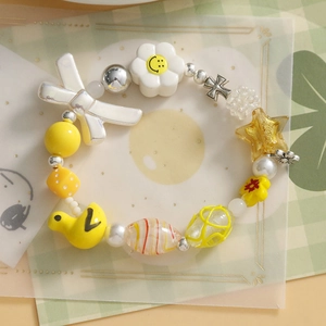 Detailansicht bunter Keramik-Entenperlen und Blumenanhänger für DIY-Schmuckkreationen