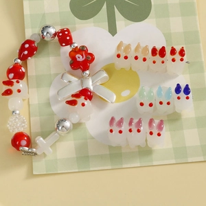 Vue détaillée d'un bracelet de perles lapin fait main avec breloques colorées et perles de verre