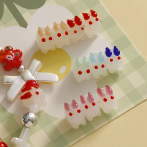 Gros plan de perles de lapin colorées en verre pour la création de bijoux DIY à la main