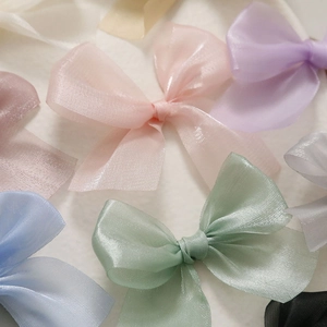 Macro-detail van zachte kleurrijke tule strikken voor DIY haaraccessoires en decoratie