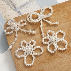 Detalle de lazos y flores de perlas tejidas a mano para joyería y adornos de cabello