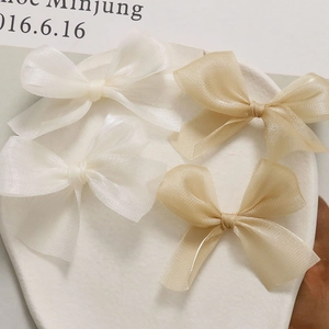 Set van vier zachte organza haarstrikken in wit en champagne voor elegante meisjesaccessoires