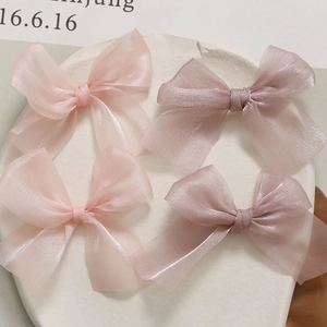 Macro-opname van zachte glitter tule strikken in roze en lavendel voor haaraccessoires
