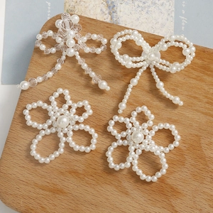 Detalle de accesorios de perlas tejidas a mano con forma de lazo y flor para DIY