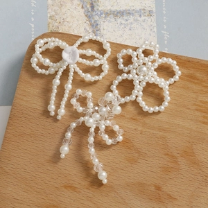 Vista detallada de lazos y flores de perlas hechos a mano para accesorios de joyería