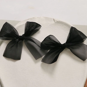 Detail van zwarte gelaagde mesh strikken voor DIY haaraccessoires en haarklemmen
