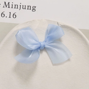 Detail van een lichtblauwe organza strik met zijden textuur voor DIY haaraccessoires