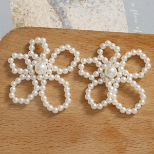 Accesorios de flores de perlas hechas a mano para joyería DIY en bandeja de madera