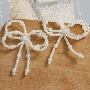 Accesorios para el cabello con lazo de perlas y borlas en tabla de madera para estilo elegante