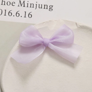 Detail van een lavendelkleurige tule strik voor DIY prinsessen haarspeldjes accessoires
