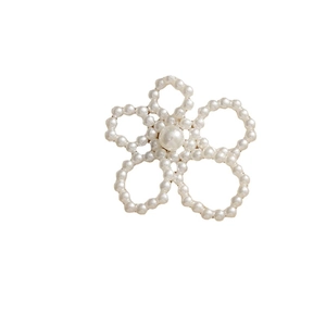 Abalorio de flor de perlas hecho a mano con diseño hueco de cinco pétalos para joyas DIY