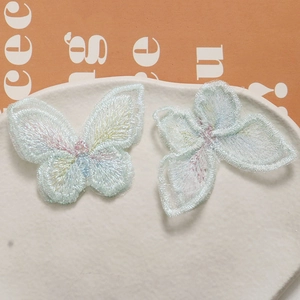 Détail de pince à cheveux papillon en mesh brodé double couche avec fils irisés