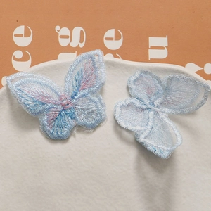 Détails de papillons brodés en maille bleu clair avec touches roses pour accessoires de DIY