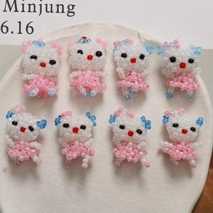Dettaglio macro di 8 figurine di perle fatte a mano stile Hello Kitty con gonne