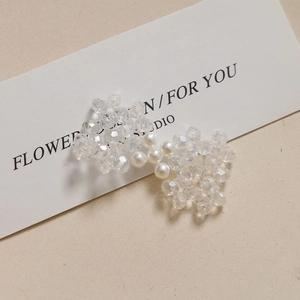 Barrette nœud rose avec perles en cristal de verre et perles sur carton blanc