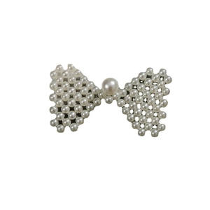 Pince à cheveux élégante en perles blanches en forme de nœud au style minimaliste