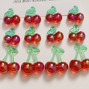 Dettaglio di 12 ciondoli a forma di ciliegia in acrilico rosso per gioielli fai-da-te
