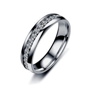 Vue détaillée d'une bague en acier inoxydable argenté avec zircons blancs sertis en rail