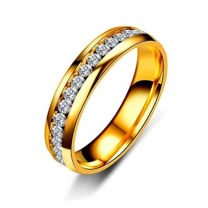 Détail de la bague en acier inoxydable doré sertie d'une rangée de zircons blancs
