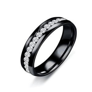 Détail d'une bague en acier inoxydable noir avec une rangée de zircons sertis en rail