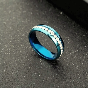 Détail d'une bague en acier inoxydable bleu avec micro-pavé de cristaux étincelants