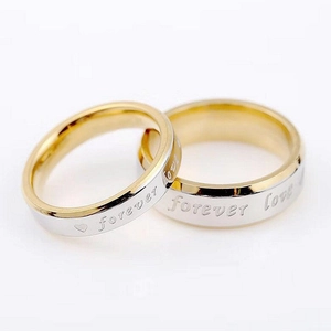 Vista macro de anillos de pareja bicolor oro y plata con grabado Forever Love