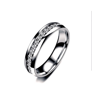 Bague en acier inoxydable argenté poli avec oxydes de zirconium sertis en rail