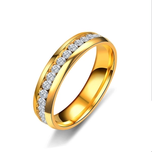 Bague d'éternité élégante en acier inoxydable doré avec une rangée de cristaux blancs