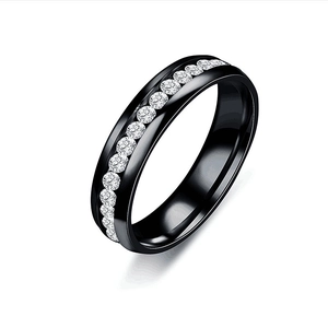 Bague en acier inoxydable noir poli pour hommes et femmes avec une rangée de zircons blancs