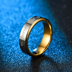Vista macro de un anillo bicolor de acero inoxidable con grabado Forever Love y corazón