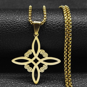 Detailaufnahme des goldenen Keltischen Knoten-Anhängers auf schwarzem Leder
