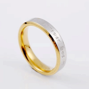 Anillo forever love de acero de titanio con exterior plateado y chapado en oro