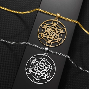 Détail de pendentifs Cube de Métatron en or et argent sur chaînes vénitiennes polies