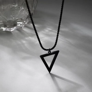 Collar minimalista de acero inoxidable negro con colgante de triángulo hueco y cuentas