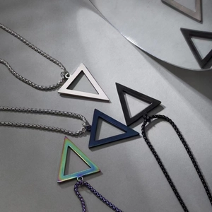 Collares con colgante de triángulo de acero inoxidable en negro plata azul y colores arcoíris