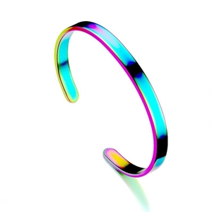 Nahaufnahme des regenbogenfarbenen Edelstahl-Armreifs mit glatt polierten Kanten