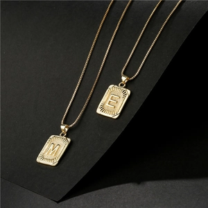 Collares dorados con colgantes rectangulares M y E, bordes ranurados retro y cadena box