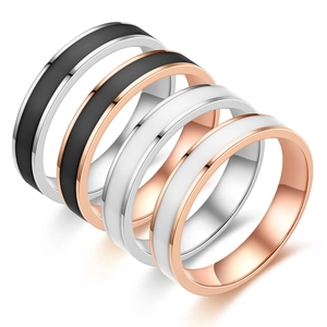 Anelli minimalisti in acciaio al titanio nero e oro rosa con finitura moderna in smalto
