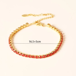 Dettaglio del bracciale dorato con strass rossi e catena di estensione regolabile 16,5+5 cm