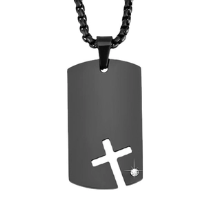 Primer plano de collar dog tag negro de acero inoxidable con cruz y circonita pequeña