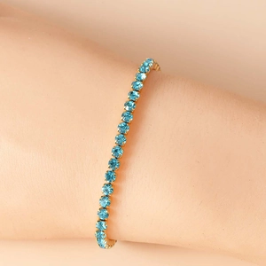 Bracciale tennis azzurro con montatura in acciaio inossidabile dorato al polso