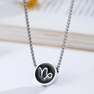 Collana capricorno in acciaio inossidabile con smalto nero e catena a maglia veneziana