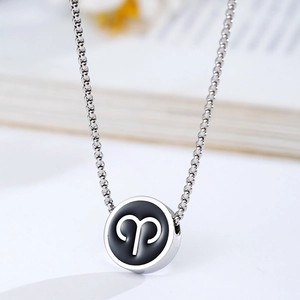 Collana segno zodiacale Ariete con pendente tondo argento e finitura in smalto nero