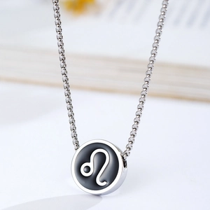 Collana minimalista in acciaio argento con ciondolo segno Leone nero e catena a sfere