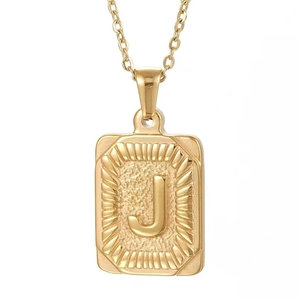 Détail d'un pendentif rectangulaire en acier inoxydable plaqué or 18K avec la lettre J