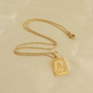Collier pendentif carré en or 18K avec lettre A gaufrée et motifs de rayons de soleil