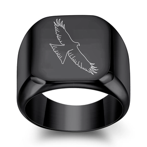 Retro punk ring van zwart titaniumstaal met een witte gravure van een vliegende arend